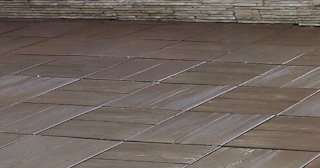 Бетонная брусчатка двора в Архангельске в октябре