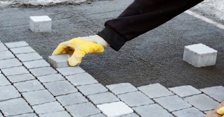 Монтаж тротуарной плитки на даче в Архангельске в октябре
