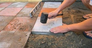 Укладка тротуарной плитки на основание в Архангельске в октябре