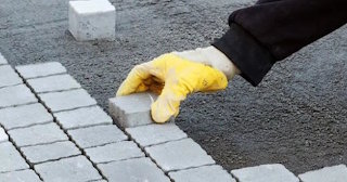 Укладка тротуарной плитки 50 на 50 в Архангельске в октябре