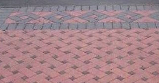 Укладка тротуарной плитки на старое бетонное основание в Архангельске в октябре