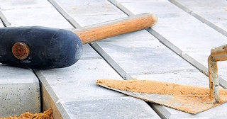 Профессиональная укладка тротуарной брусчатки в Архангельске в октябре