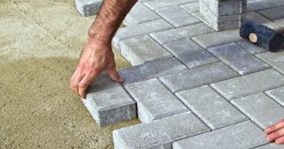 Укладка брусчатки на бетон в Архангельске в октябре