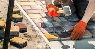 Укладка брусчатки «старый город» три цвета в Архангельске в октябре